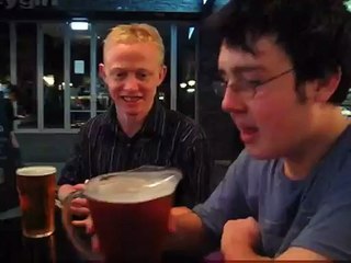 Avaler une pinte de bière cul sec, check!