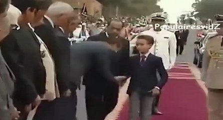 Quand le prince du Maroc, Moulay Hassan refuse le baise main