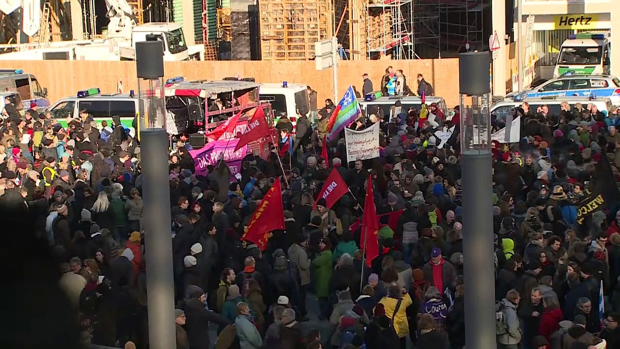 Polizei löst Pegida-Aufmarsch in Köln nach Krawallen auf