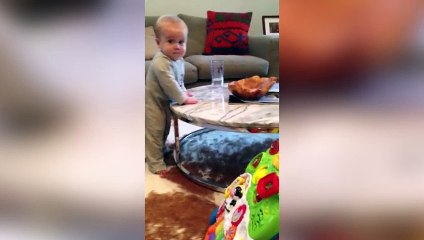 Ce bébé teste les limites de sa maman. Pire qu
