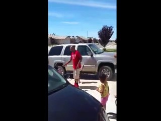 Un papa punit son fils voleur en écrasant sa Xbox avec son pickup !