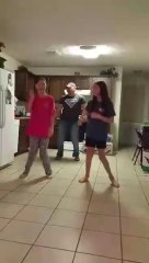 أب يفاجئ  ويشارك في رقصة مع بناته