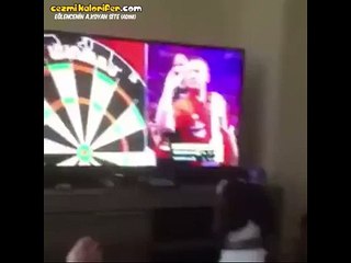 Dart Turnuvasını Gerçek Sanıp Dartları Yakalamaya Çalışan Köpek