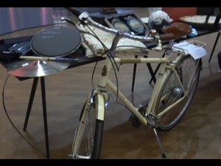 Napoli - La bici di Papa Francesco venduta all'asta di beneficenza (10.12.15)