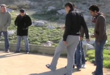 Ben Arfa démonstration de Pétanque au pied!