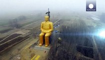 Estátua de Mao Tsé-Tung destruída na China
