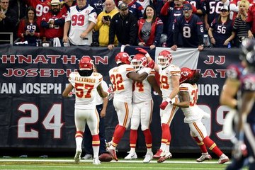 Chiefs dominate Texans from opening kickoff