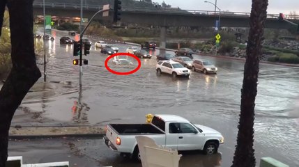Une Lamborghini continue sa route malgré les innondations