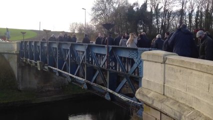 Les habitants de Lehaucourt, dans l'Aisne, veulent garder leur pont.