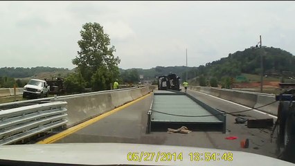 Enorme accident d'un camion qui transporte une poutre métallique géante