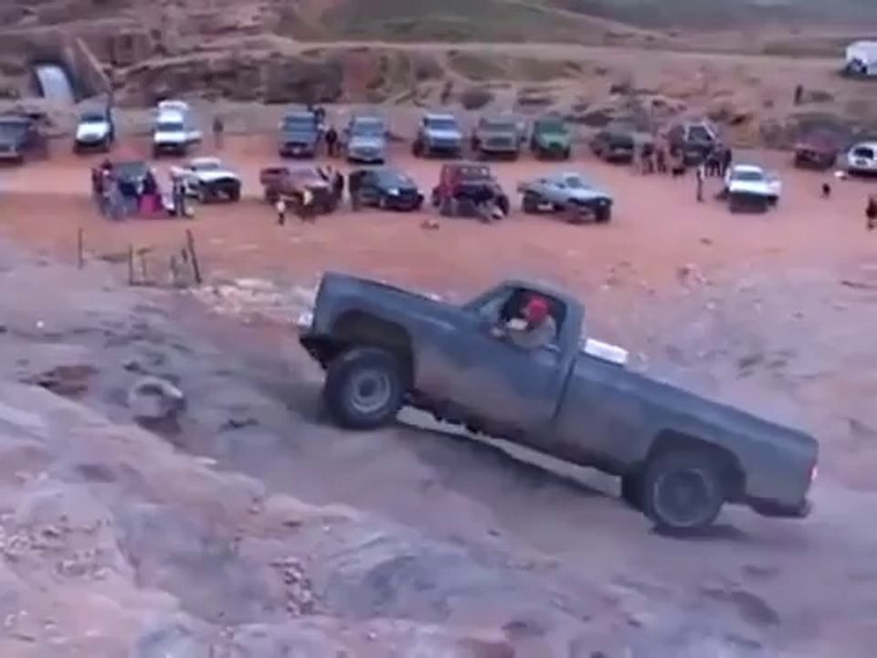 Il essaie d'escalader un rocher avec son pickup et se retourne... FAIL