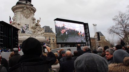Hommage aux victimes des attentats 2015 - Place de la République à Paris - Johnny Halliday, Un Dimanche De Janvier