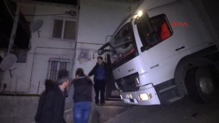 Dar Yoldan Dönmek İsterken Ev ile Duvar Arasına Sıkıştı