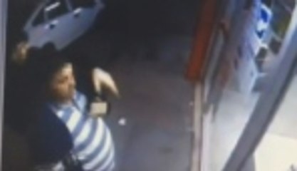 Elindeki telefonu böyle kaptırdı