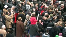 Attentats: hommage place de la République aux victimes