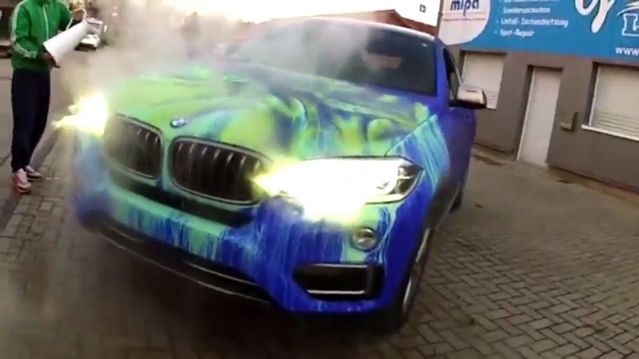 Il place de l'eau chaude sur sa voiture et une...