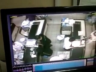ساحره تسحر موظف الكاشير في بنده وتأخذ كل مافي الم�