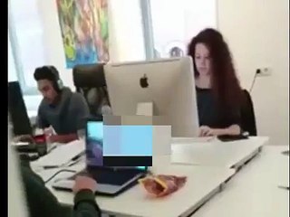 Un stagiaire regarde un film X au travail et se fait prendre
