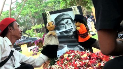 Proses Pemakaman Pak Raden Penuh Haru Biru