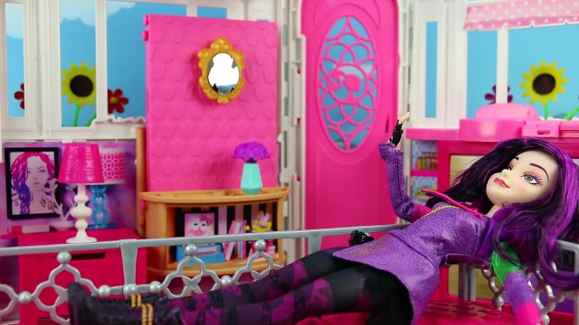 Should Descendants Mal or Audrey be Ben’s Girlfriend? DisneyToysFan