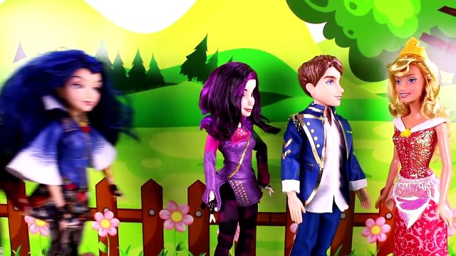 Disney Descendants Spell! with Frozen Elsa Anna Mal Evie Audrey Ben Carlos Maleficent Doll