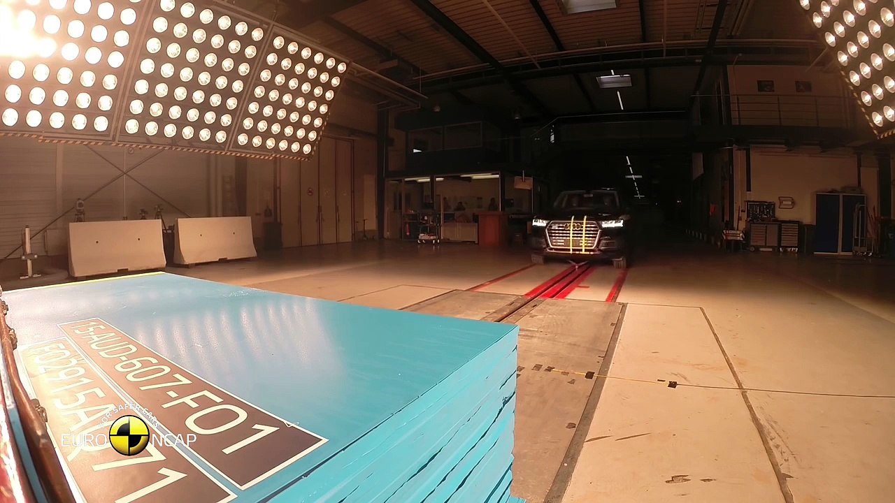 Euro NCAP Crash Test of Audi Q7 2015