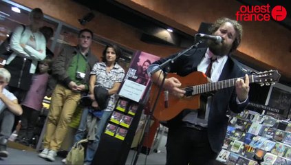 Lewis Evans défend en acoustique son album solo à Saint-Lô