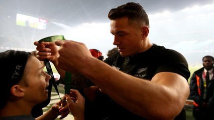 Sonny Bill Williams donne un souvenir inoubliable à un jeune fan