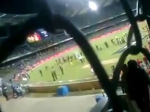 Virat Kohli Abusing with Crowd After Bold in IPL Match -