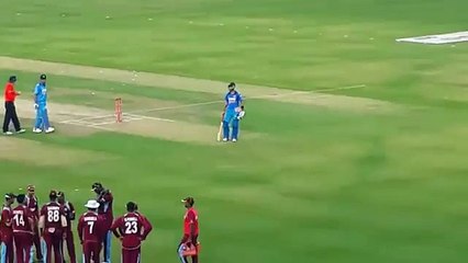 Virat kohli throws his gloves away on disappointment