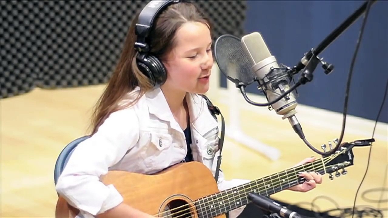 Une fillette de 10 ans reprend 99 Red Balloons à la guitare et c'est magique