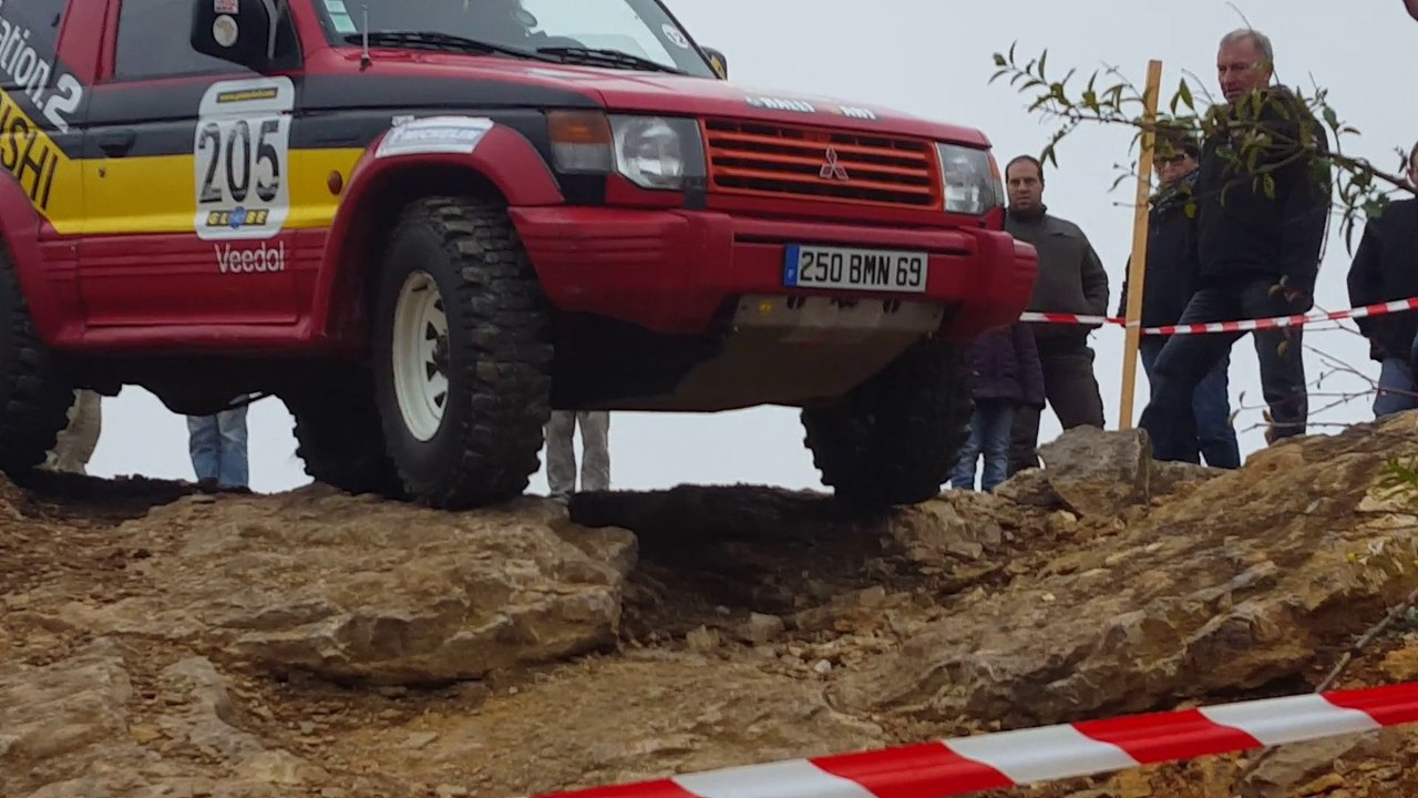 Monique Chaverot Trial 4x4 zône rocheuse en dévers en Mitsubishi PAJERO v6 essence boite manuelle Montalieu 2015 1010_104825[1]