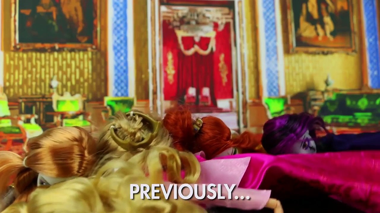 Descendants Mal & Zombie Princesses Attack Rapunzel, Belle, Cinderella, Aurora & Evie. Dis