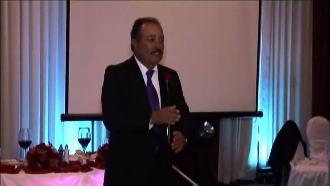 Ce papa chante et interprete en langue des signes une chanson pour le mariage de sa fille