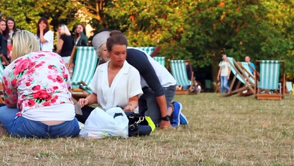 QUEEN ELIZABETH PRANKS OUTSIDE BUCKINGHAM PALACE