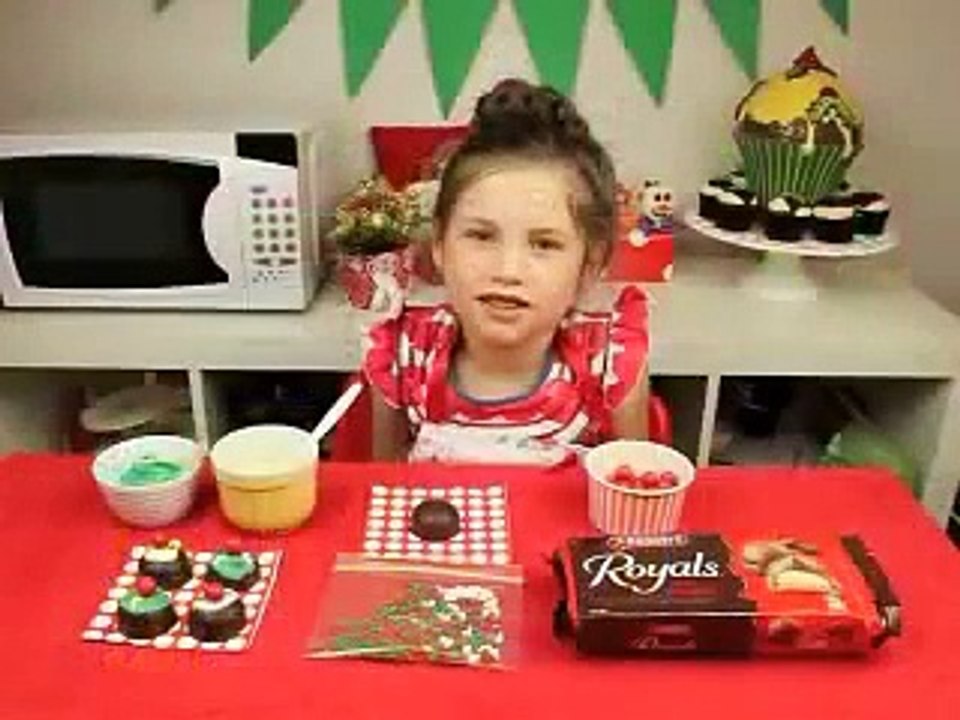 Make a Mini Chocolate CHRISTMAS PUDDING TREAT 2 minute cupcake topper recipe very easy no
