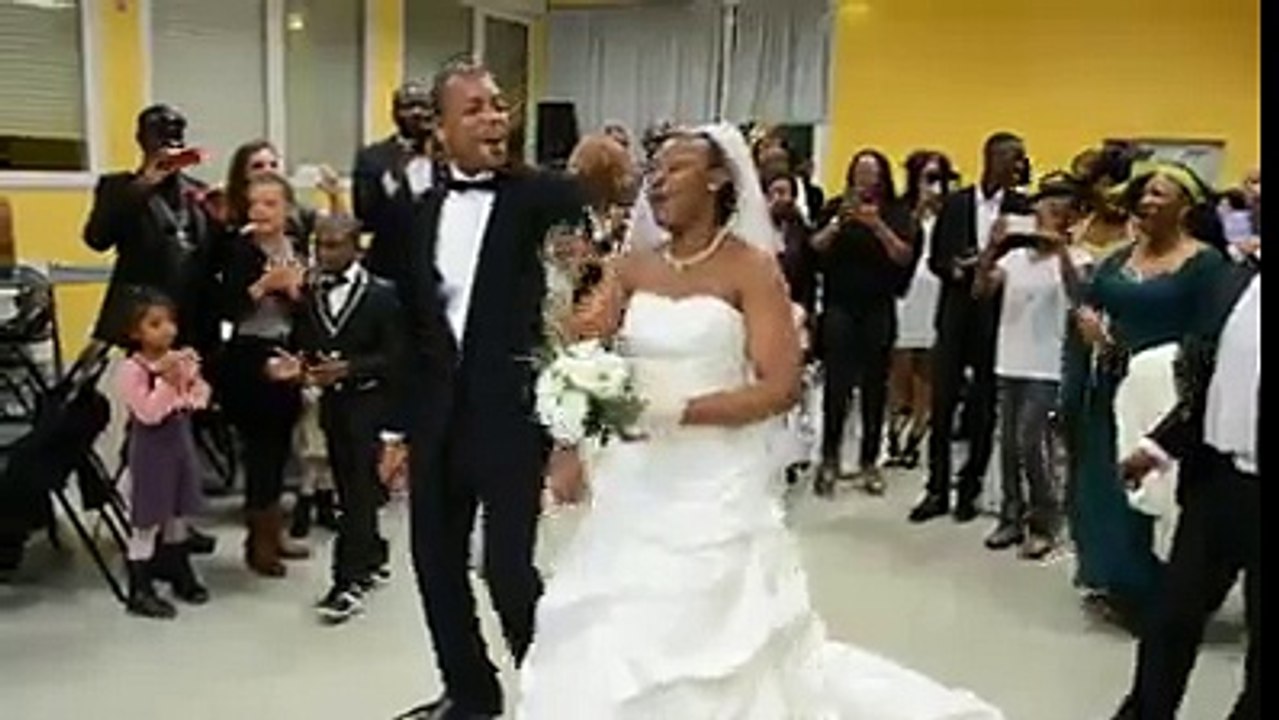 UN MARIAGE CHRÉTIEN : LE COUPLE DANSE SUR FOND DE LOUANGE.