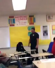 Policier montre la brutalité aux élèves !