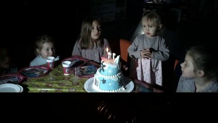 Elia souffle ses bougies