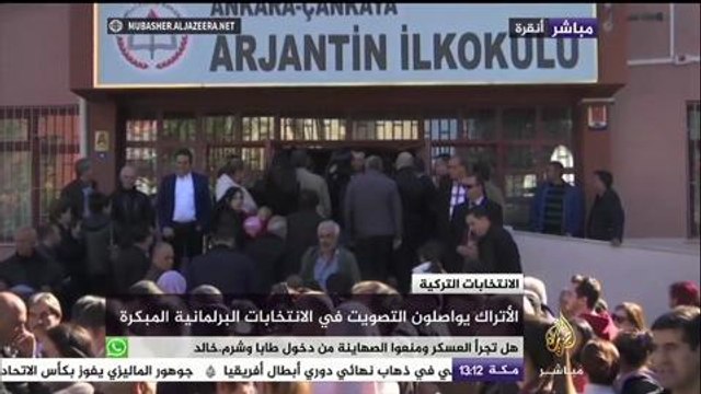 رئيس حزب الحركة القومية التركي دولت بهجلي يدلي بصوته في الانتخابات البرلمانية