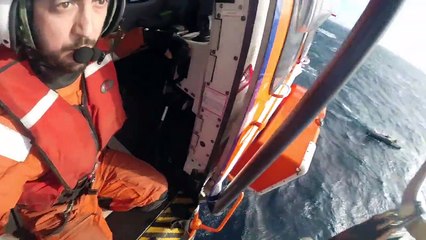 Jour 6 - Helitreuillage de Alex Thomson et Guillermo Altadill (Hugo Boss) par la Marine Espagnole - Transat Jacques Vabre 2015