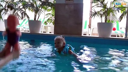 ✔ Кукла Ненуко и девочка Ярослава купаются в бассейне - Baby Doll Bath time Nenuco Baby Girl - VLOG