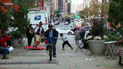 Ucan hali-alaattin sihirli halisiyla  amerika sokaklarinda