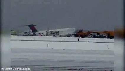 Delta Airlines Plane Skids Off Runway at LaGuardia Airport| RAW VIDEO