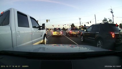 Loira cospe e faz gestos obcenos após picape do namorado bater em um BMW na rua