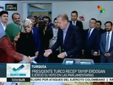 Vota Recep Tayyip Erdogan en elecciones parlamentarias de Turquía