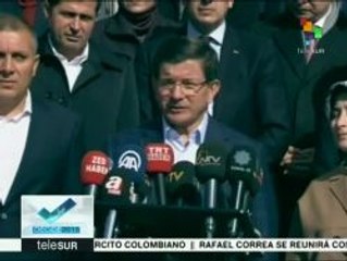 Pide Ahmet Davutoglu a turcos defender su democracia en elección