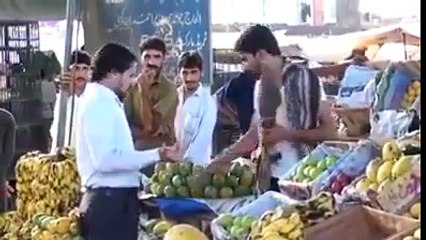 پھل فروش کی حاضرجوابی دیکھیں اور مسکرائیں، کبھی کبھی رپورٹرز کے ساتھ ایسا بھی ہو