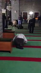 Man Saying Prayer without Leg - Share this if you are a real muslim