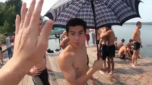 Metrelerce yüksekten suya atladılar akrobasi